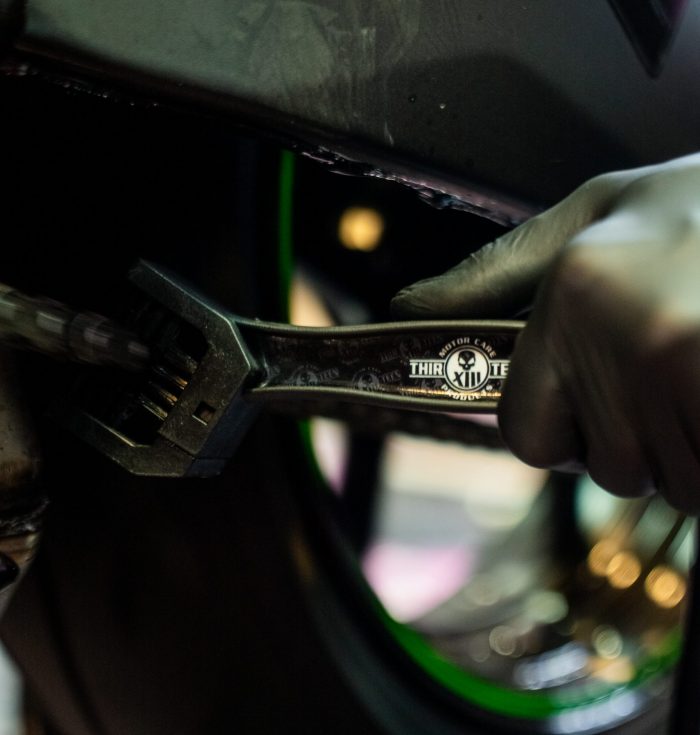 es un cepillo especifico para limpieza de motos , cadenas y partes no accesibles en las motos, facil de usar y muy eficaz